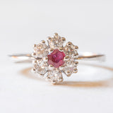 Vintage-Gänseblümchenring aus 14-karätigem Weißgold mit Rubinen (ca. 0.18 ct) und Diamanten im Brillantschliff (ca. 0.35 ctw), 70er Jahre