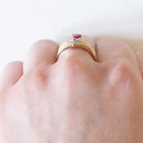 Vintage „V“-Ring aus 18 Karat Gelb- und Weißgold mit Rubin (ca. 0.48 ct) und Diamanten (ca. 0.07 ctw), 60er/70er Jahre