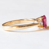 Trilogie-Ring aus 18 Karat Gelbgold mit synthetischem Rubin (ca. 1 ct) und Diamanten im Brillantschliff (ca. 0.20 ctw), 80er Jahre