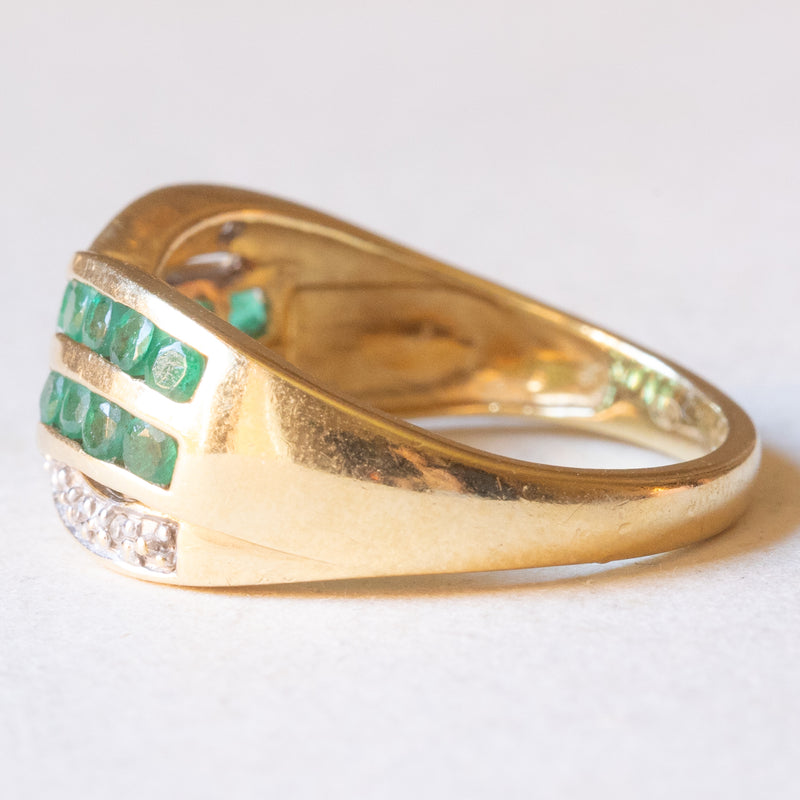 Anello a fascia vintage in oro giallo e in oro bianco 18K con smeraldi e diamanti, anni ‘60/‘70