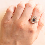 Gänseblümchenring im Art-déco-Stil aus Platin und 12-karätigem Gelbgold mit Saphiren (ca. 0.40 ct) und Diamanten im alten Minenschliff (ca. 0.80 ctw), 20er/30er Jahre