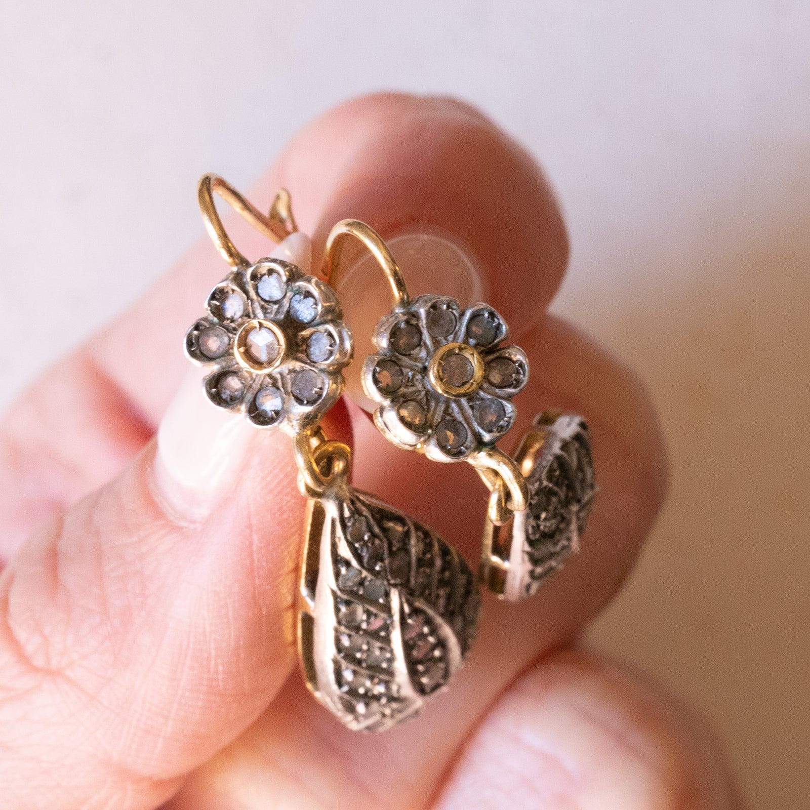 Orecchini moda 2022-2023. Perle, pendenti brillanti e dorati. Foto bijoux - Donne Sul Web Orecchini moda 2022-2023. Perle, pendenti brillanti e dorati. Foto bijoux - Donne Sul Web