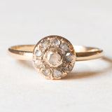 Antiker Gänseblümchenring aus 10 Karat Gelbgold mit zentralem Diamanten im Rosenschliff und seitlichen Diamanten im Rosenschliff, Anfang des 900. Jahrhunderts