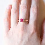 Trilogie-Ring aus 18 Karat Gelbgold mit synthetischem Rubin (ca. 1 ct) und Diamanten im Brillantschliff (ca. 0.20 ctw), 80er Jahre