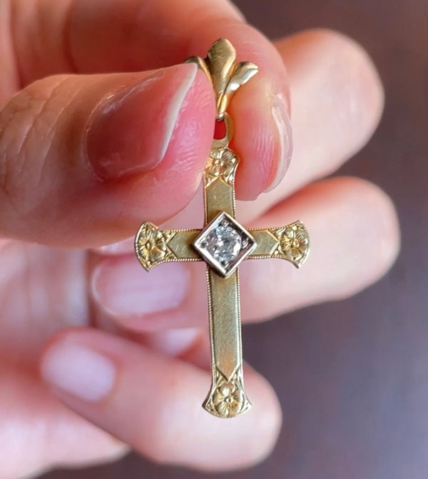 Ciondolo vintage a forma di croce decorata in oro giallo e in oro bianco 18K e con diamante di taglio brillante (0.15ct ca.), anni ‘60