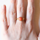 Ägyptischer Vintage-Ring aus 18 Karat Gelbgold mit orangefarbenen Korallen und Papyrusblättern, 80er Jahre