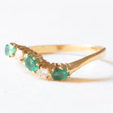 Vintage-Ring aus 18 Karat Gelbgold mit Smaragden und Diamanten im Brillantschliff (ca. 0.10 ct), 60er/70er Jahre