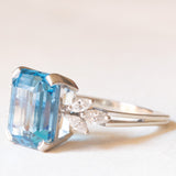 Ring aus 18-karätigem Weißgold mit blauem Topas (ca. 7 ct) und Diamanten im Marquise-Schliff (ca. 0.60 ctw), ca. 80er/90er Jahre.