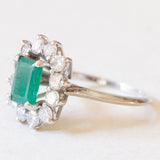 Vintage Gänseblümchen-Ring aus 18 Karat Weißgold mit Smaragd (ca. 0.90 ct) und Diamanten im Brillantschliff (ca. 1.20 ctw), 60er