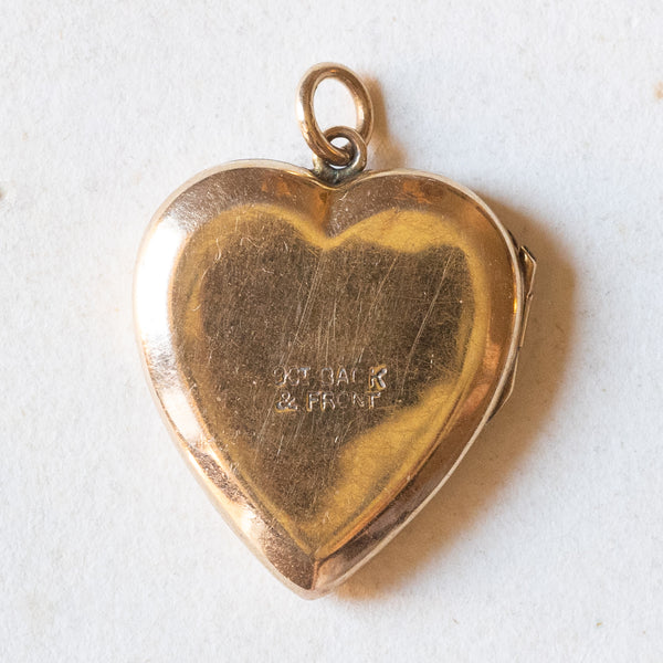 Ciondolo portafoto vintage a forma di cuore con lamina in oro giallo 9K su metallo con croce incisa, anni ‘60