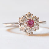 Vintage-Gänseblümchenring aus 14-karätigem Weißgold mit Rubinen (ca. 0.18 ct) und Diamanten im Brillantschliff (ca. 0.35 ctw), 70er Jahre