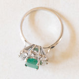 Vintage Gänseblümchen-Ring aus 18 Karat Weißgold mit Smaragd (ca. 0.90 ct) und Diamanten im Brillantschliff (ca. 1.20 ctw), 60er