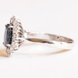 Vintage-Gänseblümchenring aus 18 Karat Weißgold mit Saphiren (ca. 1.60 ct) und Diamanten im Brillantschliff (ca. 0.52 ctw), 60er Jahre