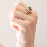 Vintage-Gänseblümchenring aus 18-karätigem Gelbgold mit Saphir (ca. 3.20 ct) und Diamanten im Brillantschliff (ca. 1.40 ctw), 60er Jahre