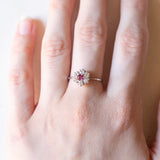 Vintage-Gänseblümchenring aus 14-karätigem Weißgold mit Rubinen (ca. 0.18 ct) und Diamanten im Brillantschliff (ca. 0.35 ctw), 70er Jahre