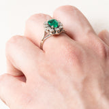 Vintage-Gänseblümchenring aus 18-karätigem Weißgold mit synthetischem Smaragd (ca. 0.75 ct) und Diamanten (ca. 0.05 ctw), 60er/70er Jahre