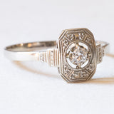 Art-Deco-Solitär in 18 Karat Weißgold mit Diamant im Brillantschliff (ca. 0.12 ct), 20er/30er Jahre