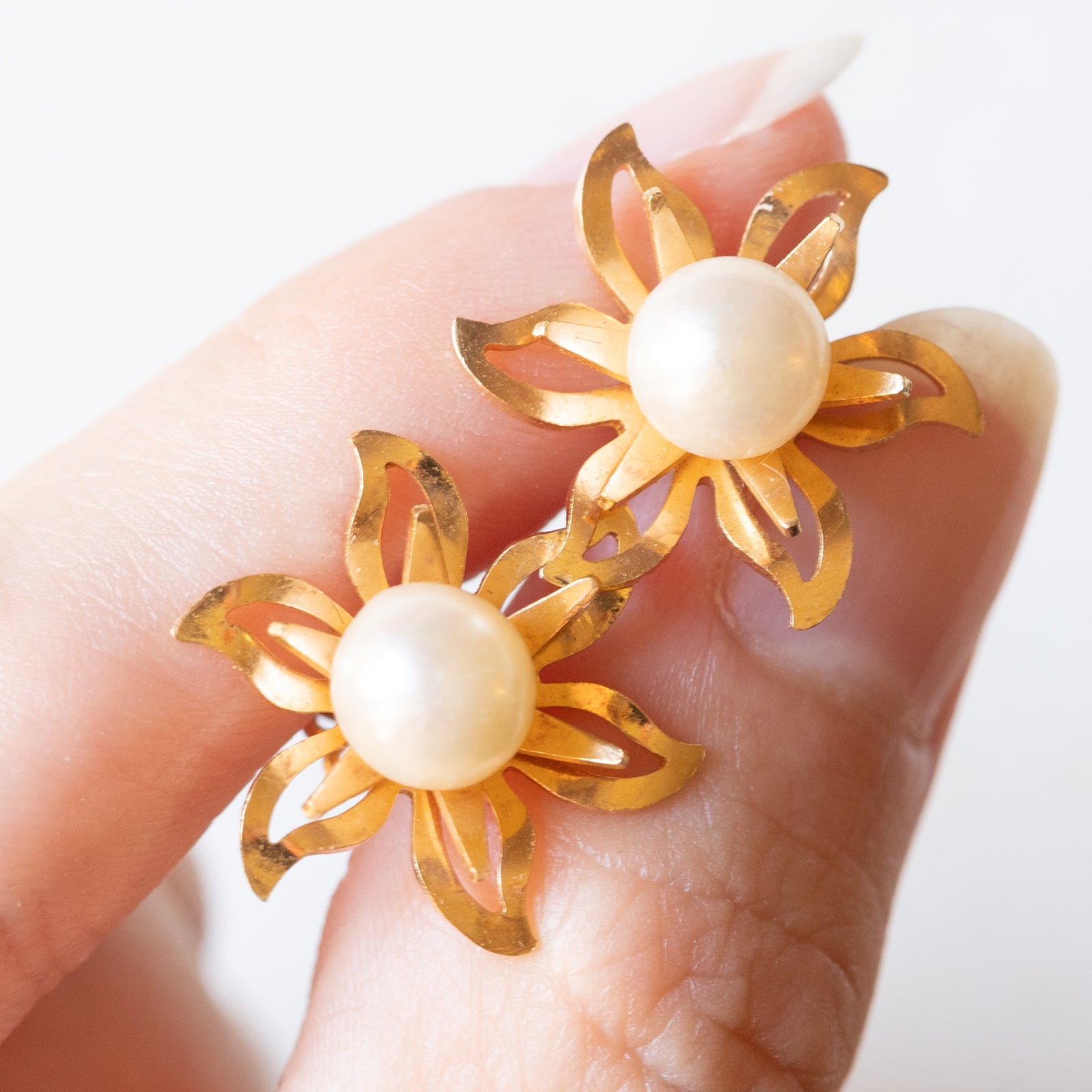 Orecchini pendenti da sposa con fiore oro e perle Swarovski a goccia
