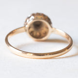 Antiker Gänseblümchenring aus 10 Karat Gelbgold mit zentralem Diamanten im Rosenschliff und seitlichen Diamanten im Rosenschliff, Anfang des 900. Jahrhunderts