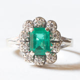 Vintage-Gänseblümchenring aus 18-karätigem Weißgold mit synthetischem Smaragd (ca. 0.75 ct) und Diamanten (ca. 0.05 ctw), 60er/70er Jahre