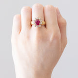 Vintage-Gänseblümchenring aus 18-karätigem Gelbgold mit Rubin (ca. 1.70 ct) und Diamanten im Brillantschliff (ca. 1 ctw), 60er Jahre