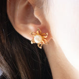 Vintage Blumenohrringe aus 18 Karat Gelbgold mit weißen Perlen, 50er/60er Jahre