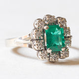 Vintage-Gänseblümchenring aus 18-karätigem Weißgold mit synthetischem Smaragd (ca. 0.75 ct) und Diamanten (ca. 0.05 ctw), 60er/70er Jahre