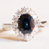 Vintage-Gänseblümchenring aus 18 Karat Weißgold mit Saphiren (ca. 1.60 ct) und Diamanten im Brillantschliff (ca. 0.52 ctw), 60er Jahre