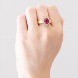 Vintage-Gänseblümchenring aus 18-karätigem Gelbgold mit Rubin (ca. 1.70 ct) und Diamanten im Brillantschliff (ca. 1 ctw), 60er Jahre