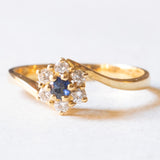 Vintage 18K yellow gold daisy ring with sapphire (approx. 0.06ct) and diamonds (approx. 0.09ctw), 60s/70s