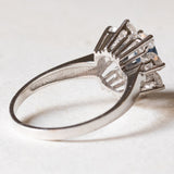 Vintage-Gänseblümchen-Ring aus 18-karätigem Weißgold mit Saphir (ca. 1.20 ct) und Diamanten im Brillantschliff (ca. 1.20 ctw), 60er Jahre