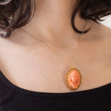 Vintage-Anhänger/Brosche aus 18 Karat Gelbgold mit orangefarbener Korallenkamee, 60er Jahre