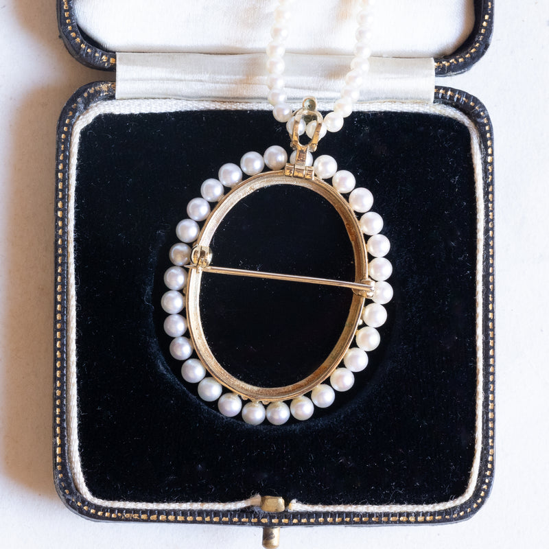 4 gioielli in 1: Collana vintage con perline bianche e con chiusura in argento e con pendente/spilla in oro giallo 14K con cammeo su agata e con perle bianche, anni ‘70
