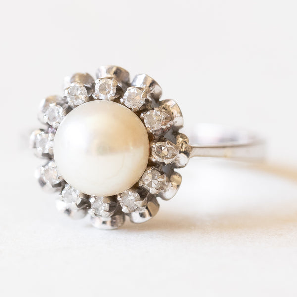 Anello vintage a margherita in oro bianco 18K con perla bianca e diamanti (0.24ctw ca.), anni ‘50/‘60
