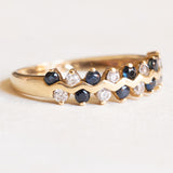 Vintage-Ring aus 18-karätigem Gelbgold mit Saphiren (ca. 0.30 ctw) und weißen Diamantimitatsteinen, 60er/70er Jahre