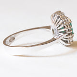 Vintage Gänseblümchen-Ring aus 18 Karat Weißgold mit Smaragd (ca. 0.85 ct) und Diamanten im Brillantschliff (ca. 0.36 ctw), 60er