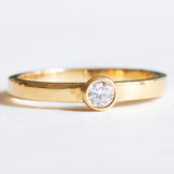 Vintage Solitär aus 18 Karat Gelbgold im Brillantschliff (ca. 0.15 ct), 70er Jahre