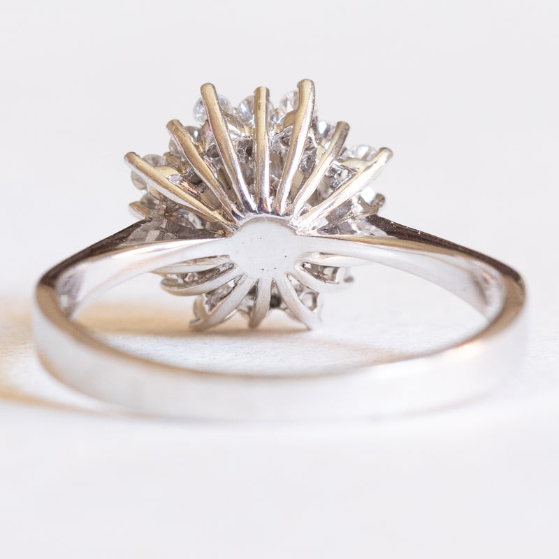 Anello vintage a margherita in oro bianco 14K con diamanti (0.50ctw ca.), anni ‘60
