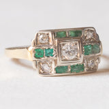 Art-Déco-Ring aus 14-karätigem Gelb- und Weißgold mit Smaragden und Diamanten (zentraler Brillantschliff ca. 0.15 ct), 30er Jahre