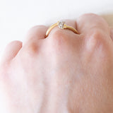 Vintage-Ring aus 18 Karat Gelbgold und Weißgold mit Diamanten im Brillantschliff (ca. 0.08 ctw), 40er/50er Jahre