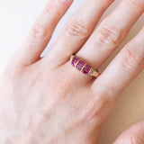 Vintage-Ring aus 9-karätigem Gelb- und Weißgold mit synthetischen Rubinen (ca. 0.80 ctw) und Diamanten, 70er/80er Jahre