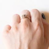 Antiker Gänseblümchenring aus 10 Karat Gelbgold mit zentralem Diamanten im Rosenschliff und seitlichen Diamanten im Rosenschliff, Anfang des 900. Jahrhunderts