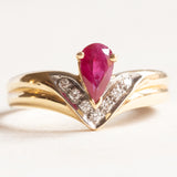 Bague vintage "V" en or jaune et blanc 18 carats avec rubis (0.48 ct env.) et diamants (0.07 ct env.), années 60/70