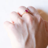 Trilogie-Ring aus 18 Karat Gelbgold mit synthetischem Rubin (ca. 1 ct) und Diamanten im Brillantschliff (ca. 0.20 ctw), 80er Jahre