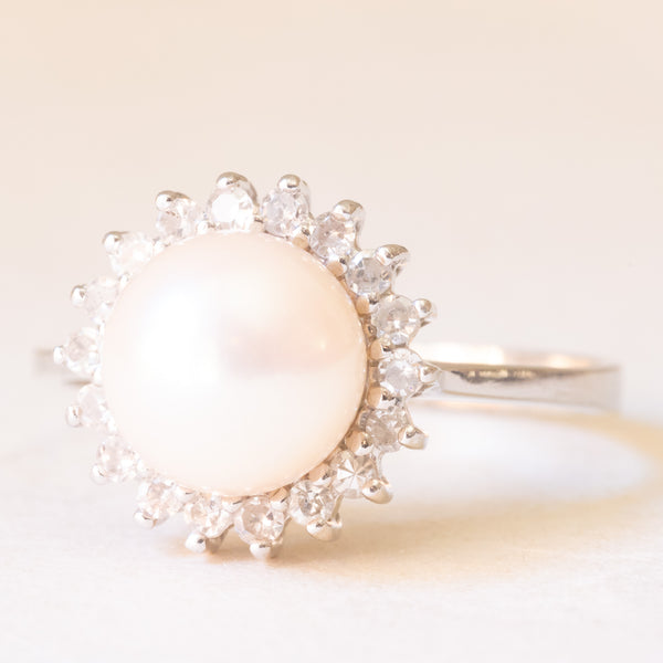 Anello a margherita vintage in oro bianco 14K con perla bianca e diamanti (0.36ctw ca.), anni ‘60