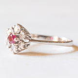 Vintage-Gänseblümchenring aus 14-karätigem Weißgold mit Rubinen (ca. 0.18 ct) und Diamanten im Brillantschliff (ca. 0.35 ctw), 70er Jahre