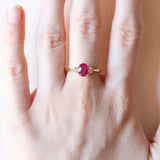 Trilogie-Ring aus 18 Karat Gelbgold mit synthetischem Rubin (ca. 1 ct) und Diamanten im Brillantschliff (ca. 0.20 ctw), 80er Jahre