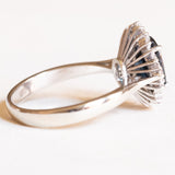 Vintage-Gänseblümchenring aus 18 Karat Weißgold mit Saphiren (ca. 1.60 ct) und Diamanten im Brillantschliff (ca. 0.52 ctw), 60er Jahre