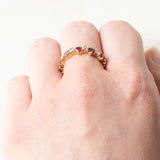 Halbe Ewigkeit aus 18-karätigem Gelbgold mit Rubinen (ca. 0.60 ctw) und Diamanten im Brillantschliff (ca. 0.42 ctw), 70er/80er Jahre