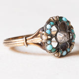 Antiker Ring aus 18 Karat Gelbgold und Silber mit einem zentralen Diamanten im Rosenschliff, Türkisen und Perlen, Anfang des 900. Jahrhunderts